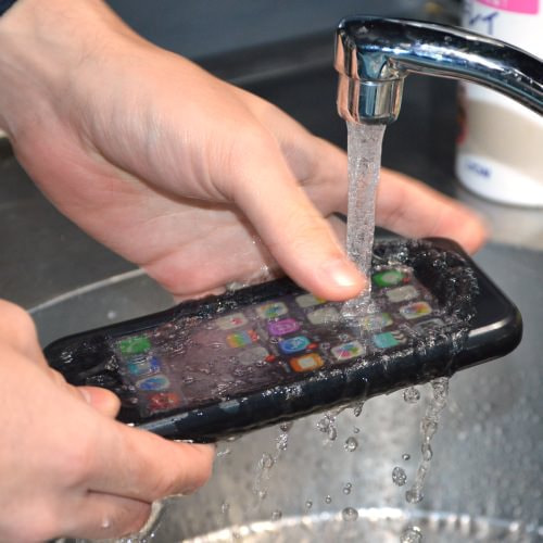 風呂でも iPhone 6/6 Plus が使える！IP68 防水/防塵の耐衝撃ケース