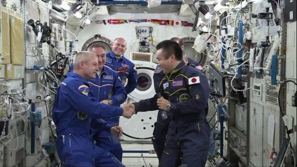 ISS 指揮権委譲セレモニーのようす コマンダーが若田さんからスワンソンさんへ （出典：JAXA）