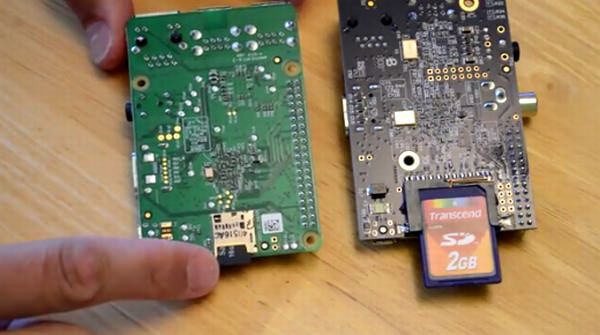 SD カードスロットは、microSD スロットに変更されている