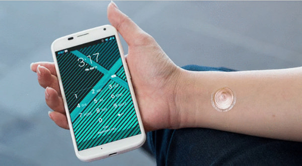 Motorola、肌にスマホをかざすだけでロックを解除できる「電子タトゥー」-- というかシールを発表