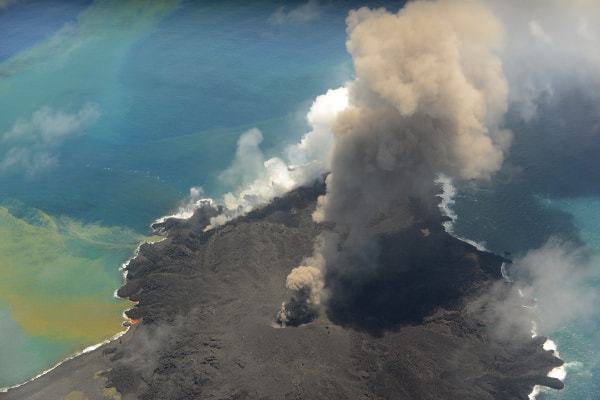 西之島--「天地創造」を写真と動画で公開、 海上保安庁の海域火山データベース