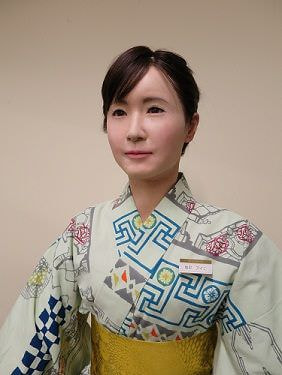 アンドロイド「地平アイこ」が日本橋三越本店で受付嬢デビュー
