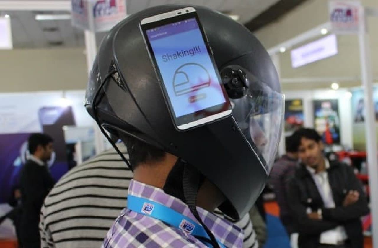 Nextremerが開発中のスマートヘルメット、コンセプトプロトタイプだ。