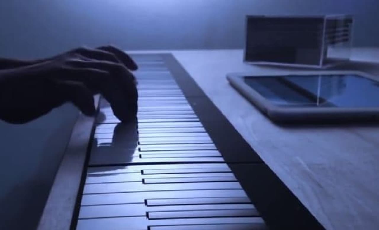 大人の紙鍵盤を演奏している男性