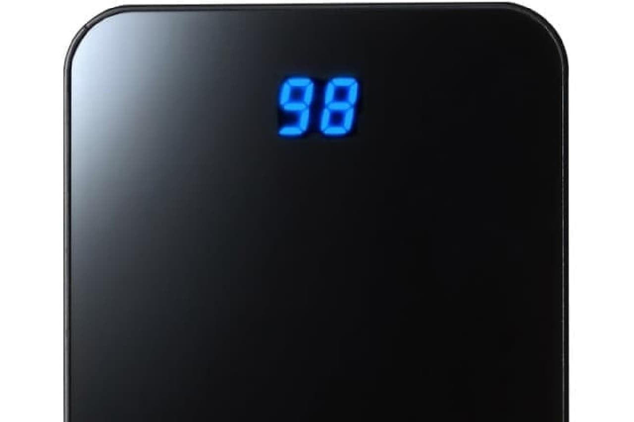 青く数値を表示する黒いモバイルバッテリー