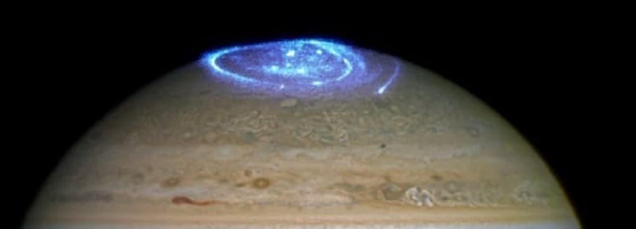ハッブル宇宙望遠鏡が捉えた木星のオーロラ