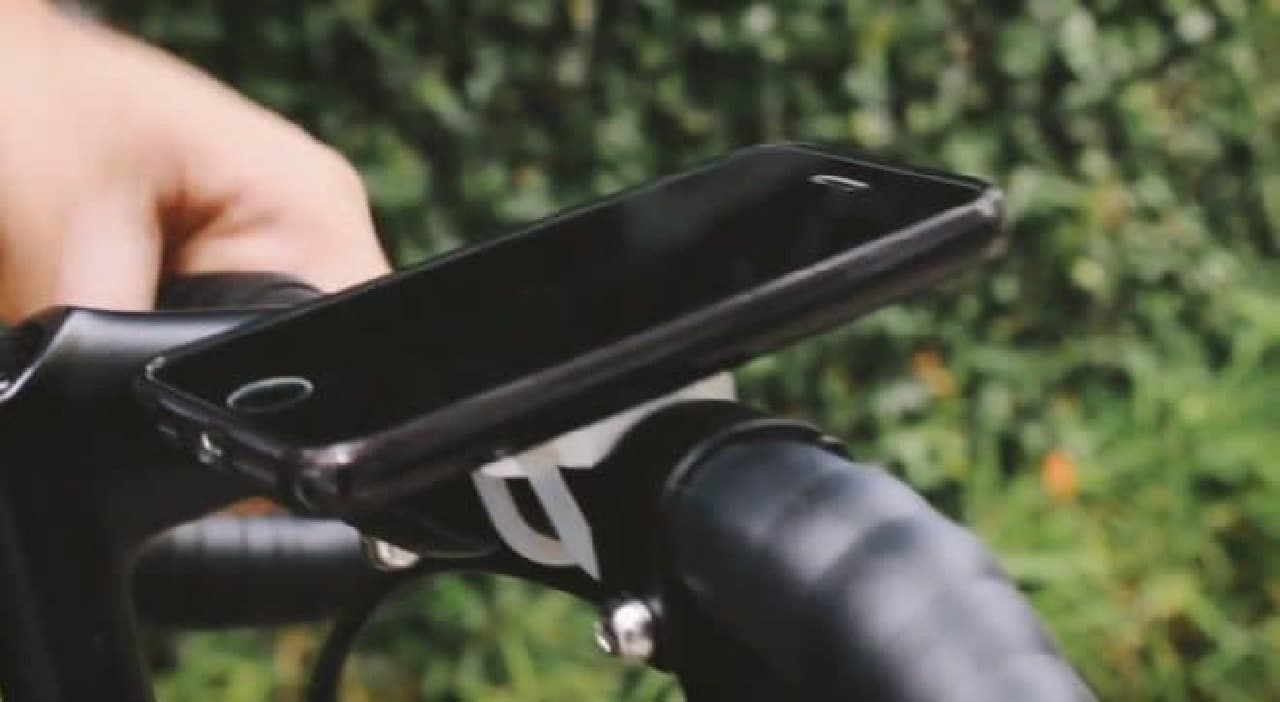 マグネットでスマートフォンを取り付ける自転車用ホルダー「Pully」
