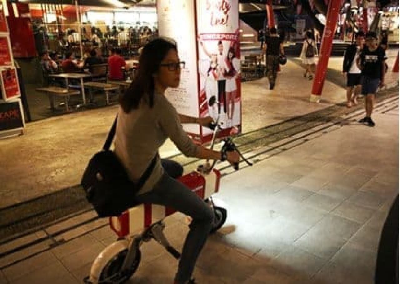都市を走るための小型電動バイク「Motochimp」…