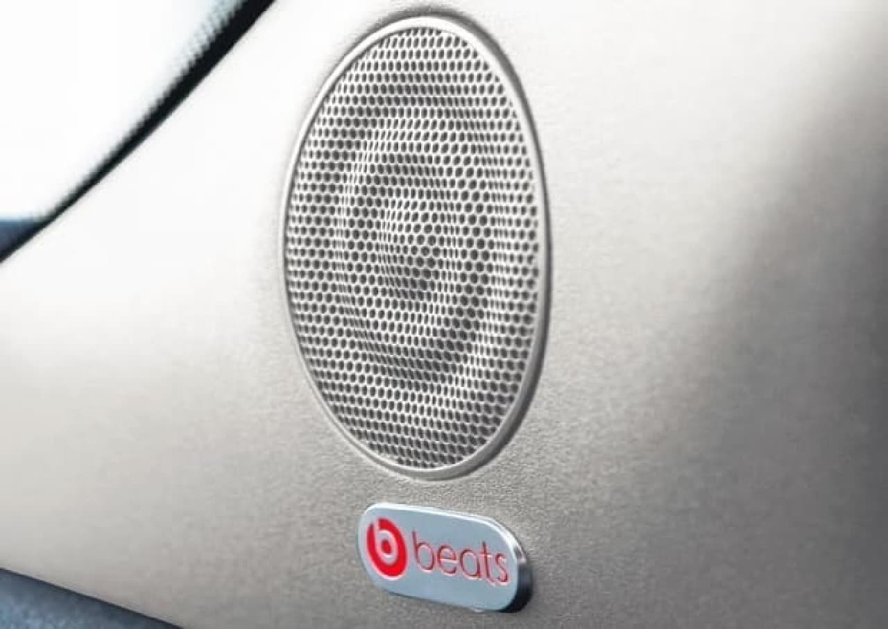 ビーツのオーディオを装備！ チェックシートでおしゃれなチンク「Fiat 500 Scacco」