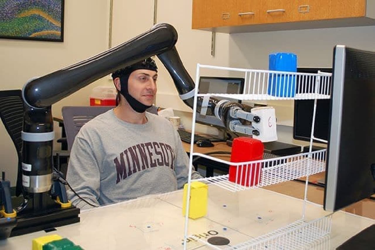 頭で考えた通りに、ロボットアームが動く…ミネソタ大学の研究者が実験に成功