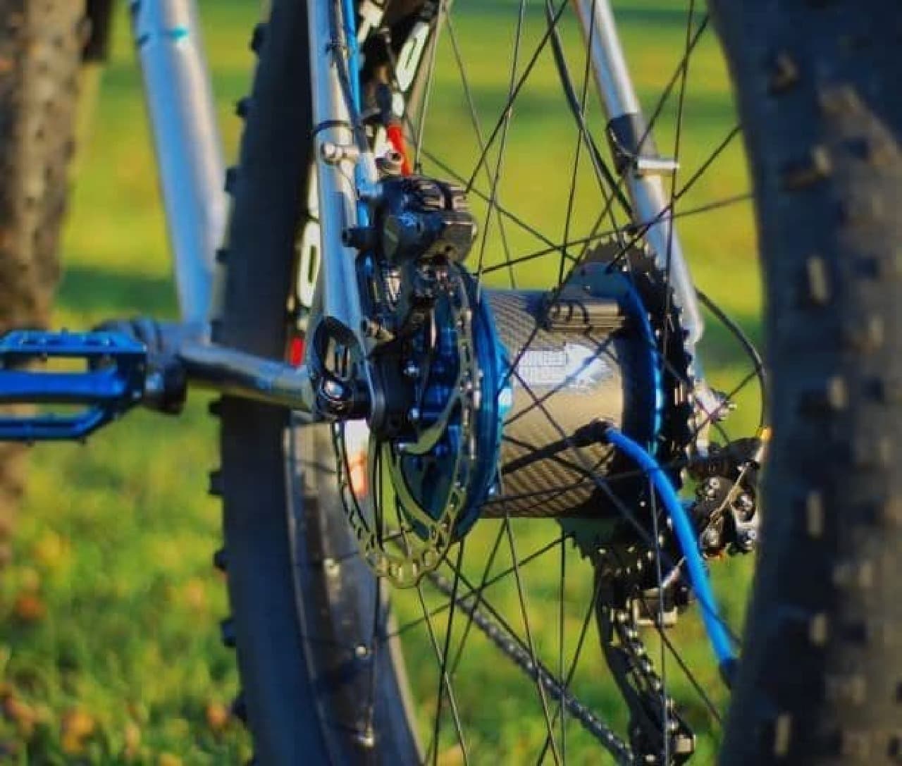 自転車のペダルを漕げば、タイヤの空気圧を調整できる「WhiteCrow Hub」