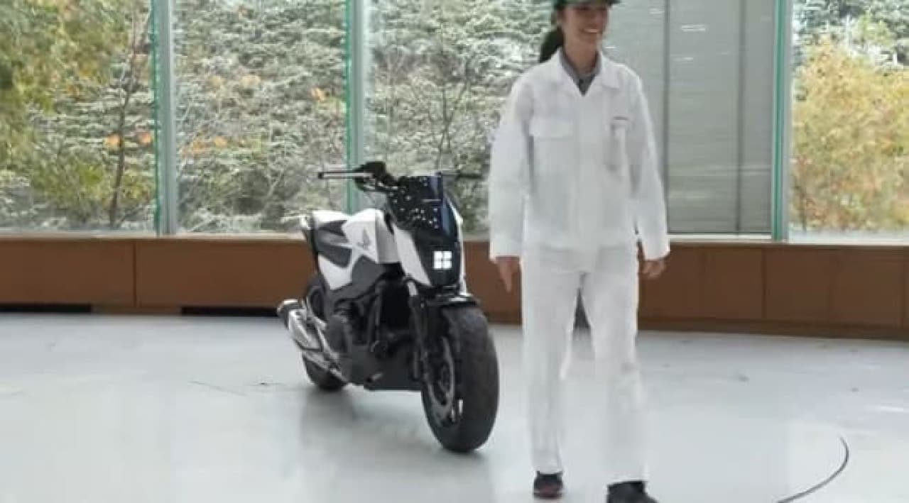 ホンダが、自立するバイク「Honda Riding Assist」を公開