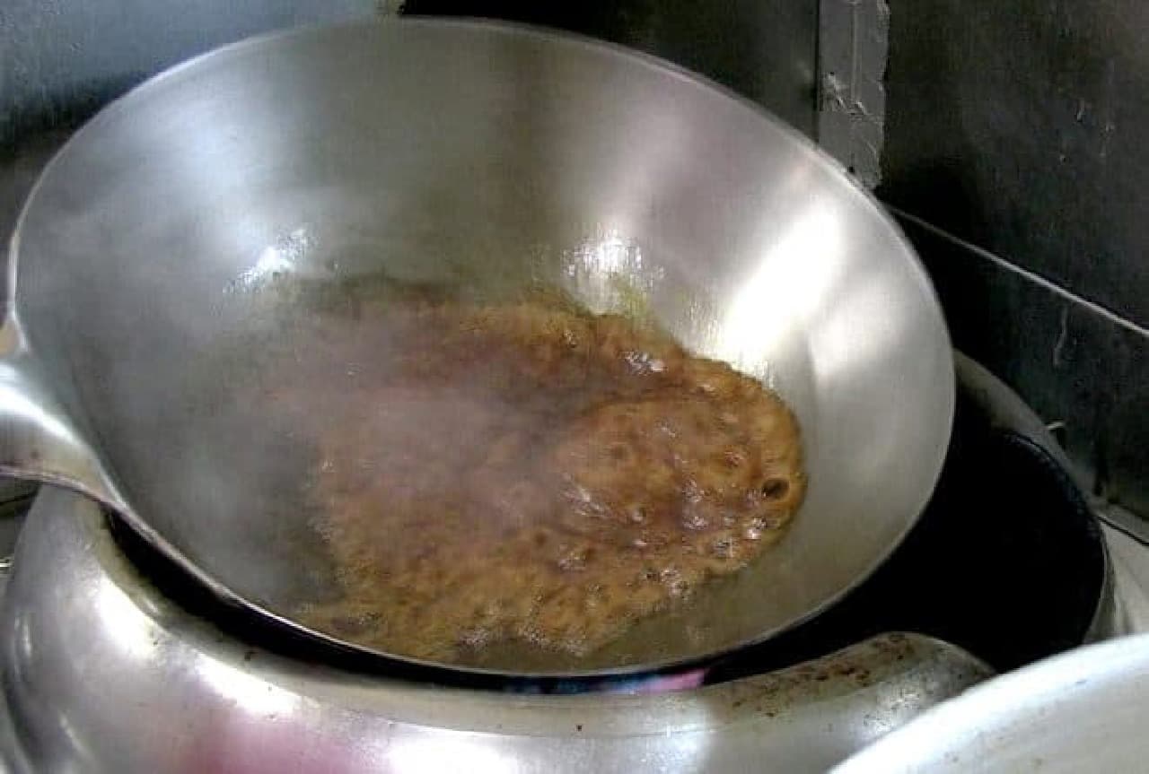 中華鍋で醤油ダレを焼いた「焦がし醤油」