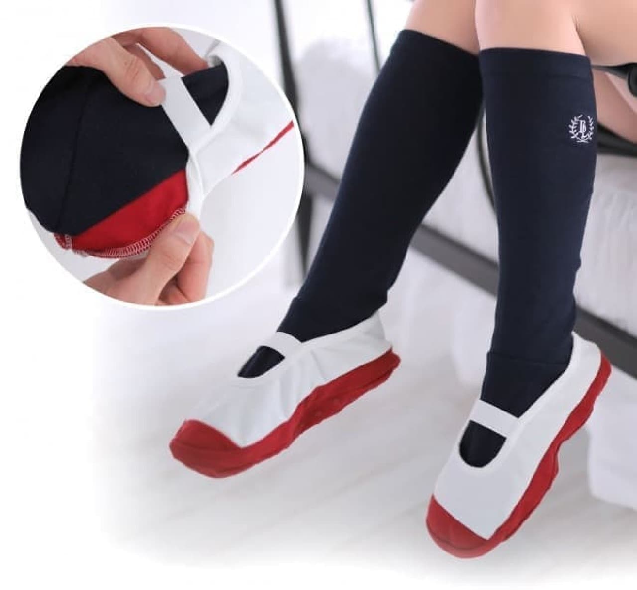 「上履きルームソックス」は、足部分が上履き、足首から上がソックスというデザインのリラックスグッズ