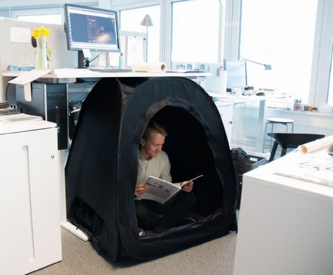 部屋の中でもオフィスの中でもひとりぼっちになれるテント「Pause Pod」