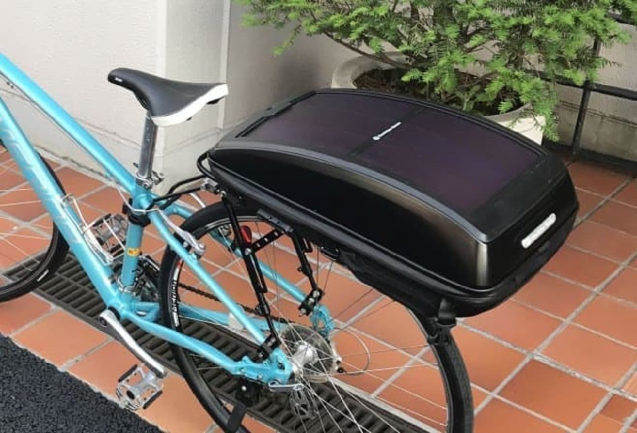 自転車通勤しながら、スマートフォンやノートPCを充電できる「INFINITY SOLAR BACKPACK」