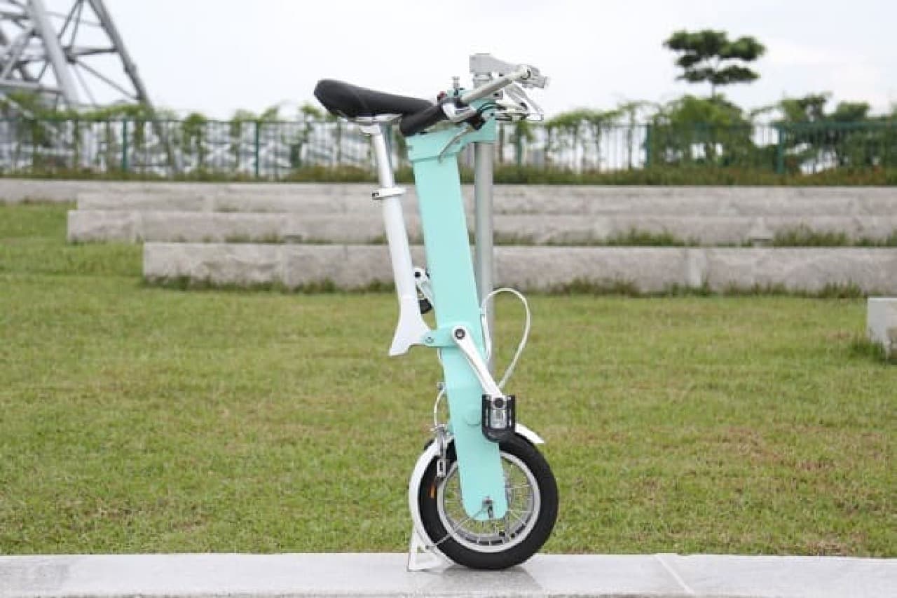 シンプルな折り畳み電動アシスト自転車「CityLeo」