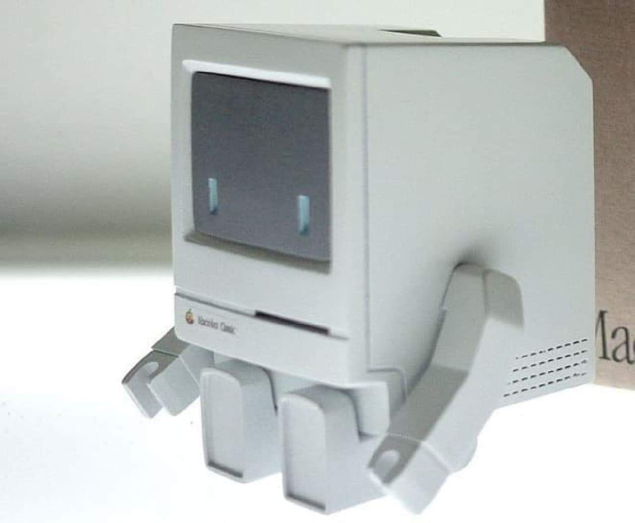 初代Macintoshのフィギュア「Macinbot Classic」
