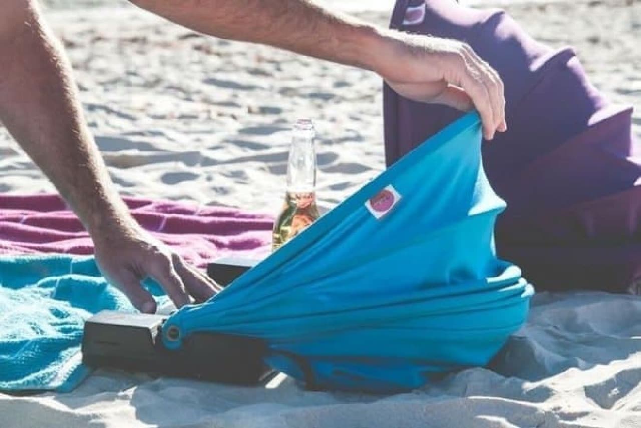日焼けを防ぐ折り畳みビーチシェード「Shader」