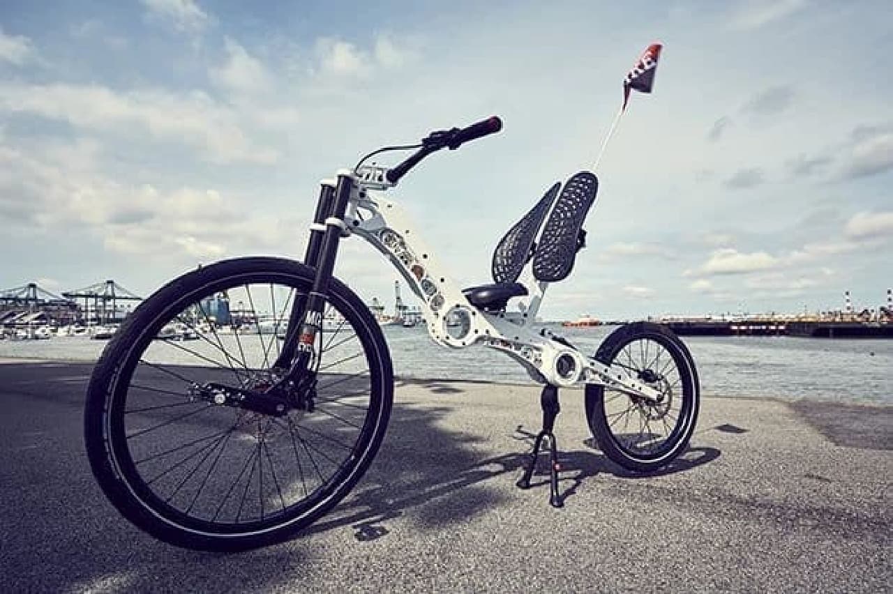リカンベントのデメリットを電動アシストで補った自転車「MC2 Chopper bike」