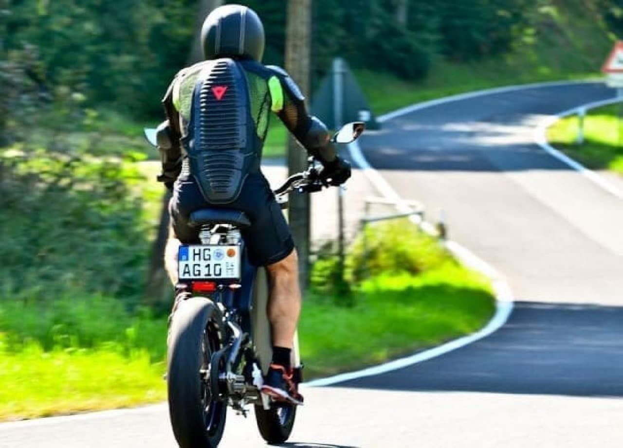 高速道路を走る電動バイク「Gulas Pi1S」