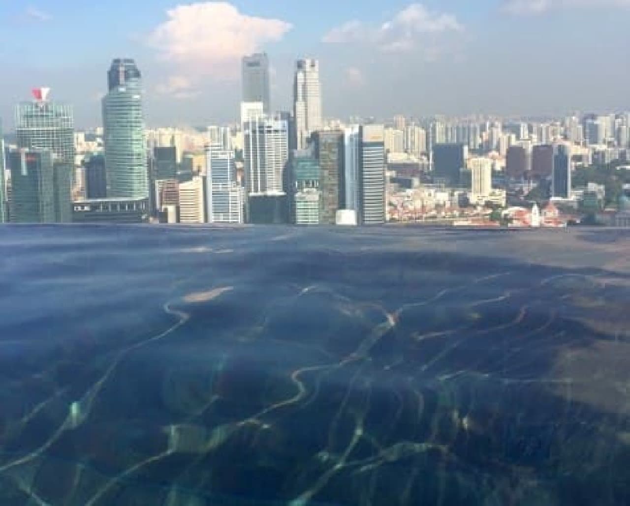 シンガポールのホテル「マリーナベイサンズ」屋上の天空プール