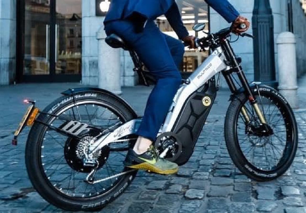 カフェレーサー風のデザインを持つ街乗り用電動バイク「Albero」