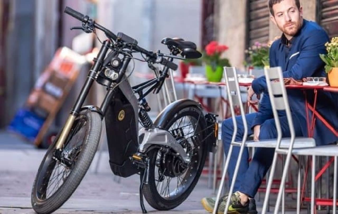 カフェレーサー風のデザインを持つ街乗り用電動バイク「Albero」