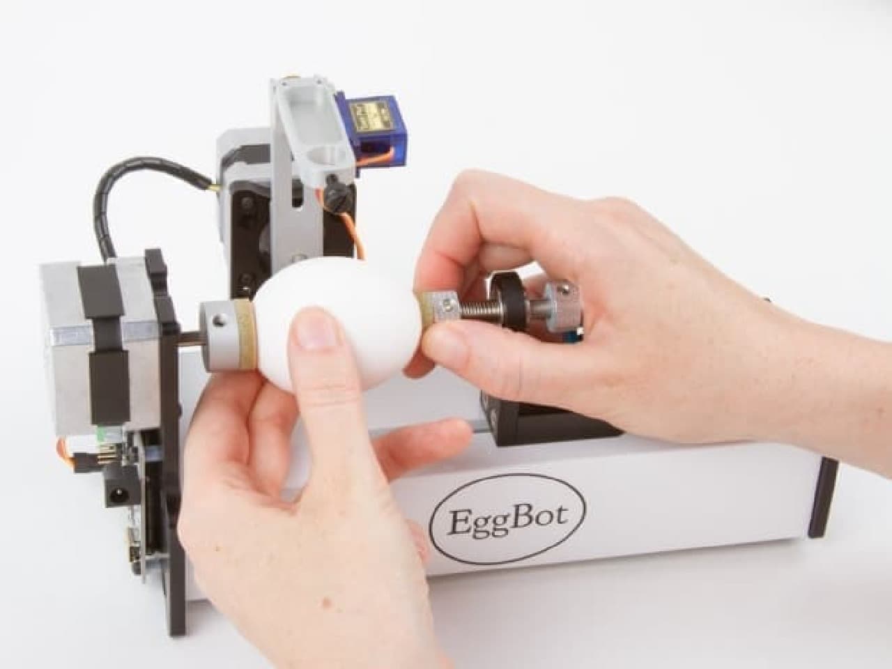 「EggBot Pro」は、タマゴに絵を描けるロボット。米国シリコンバレーにあるEvil Mad Scienceが開発・製造している。
