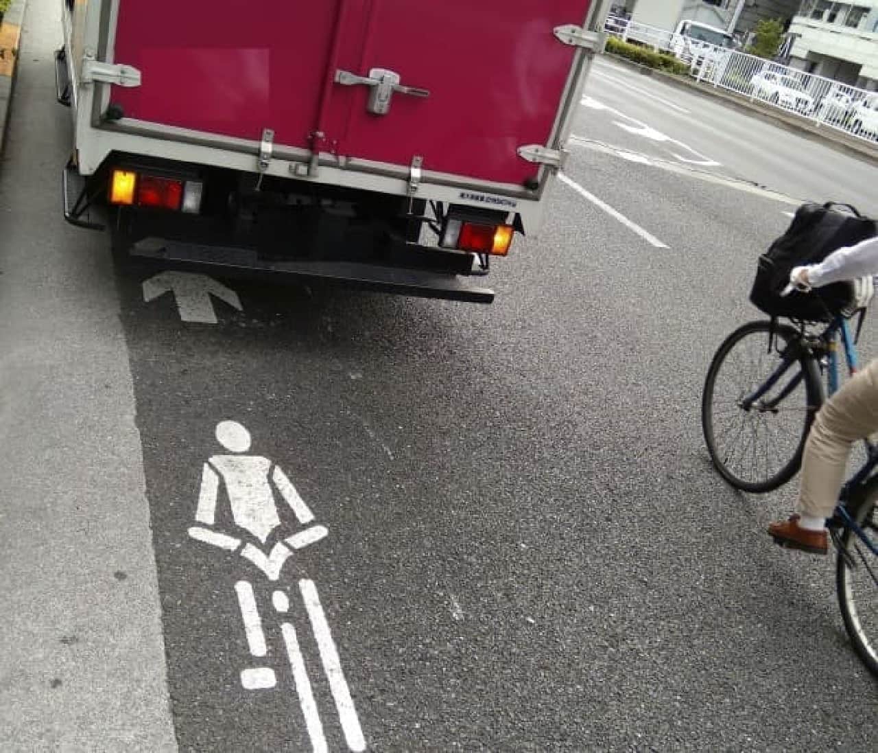 自転車でクルマのドアに突進！…を防いでくれる「Life Sticker」
