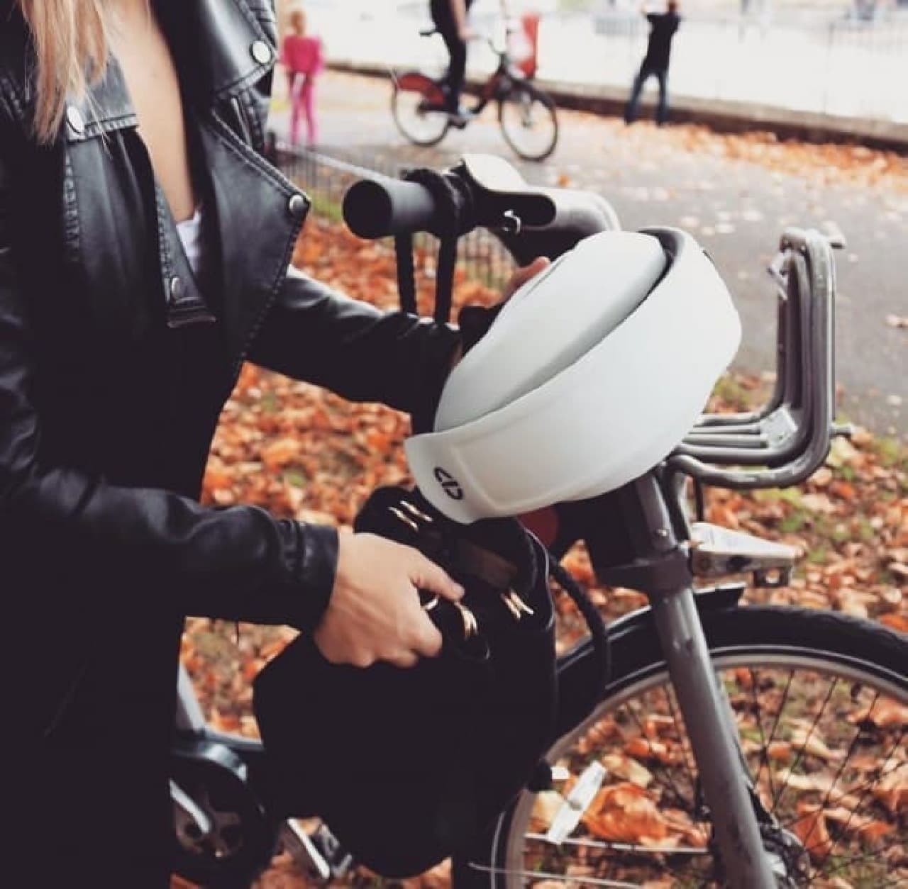 自転車通勤者向けの持ち運びやすいヘルメット「LID」