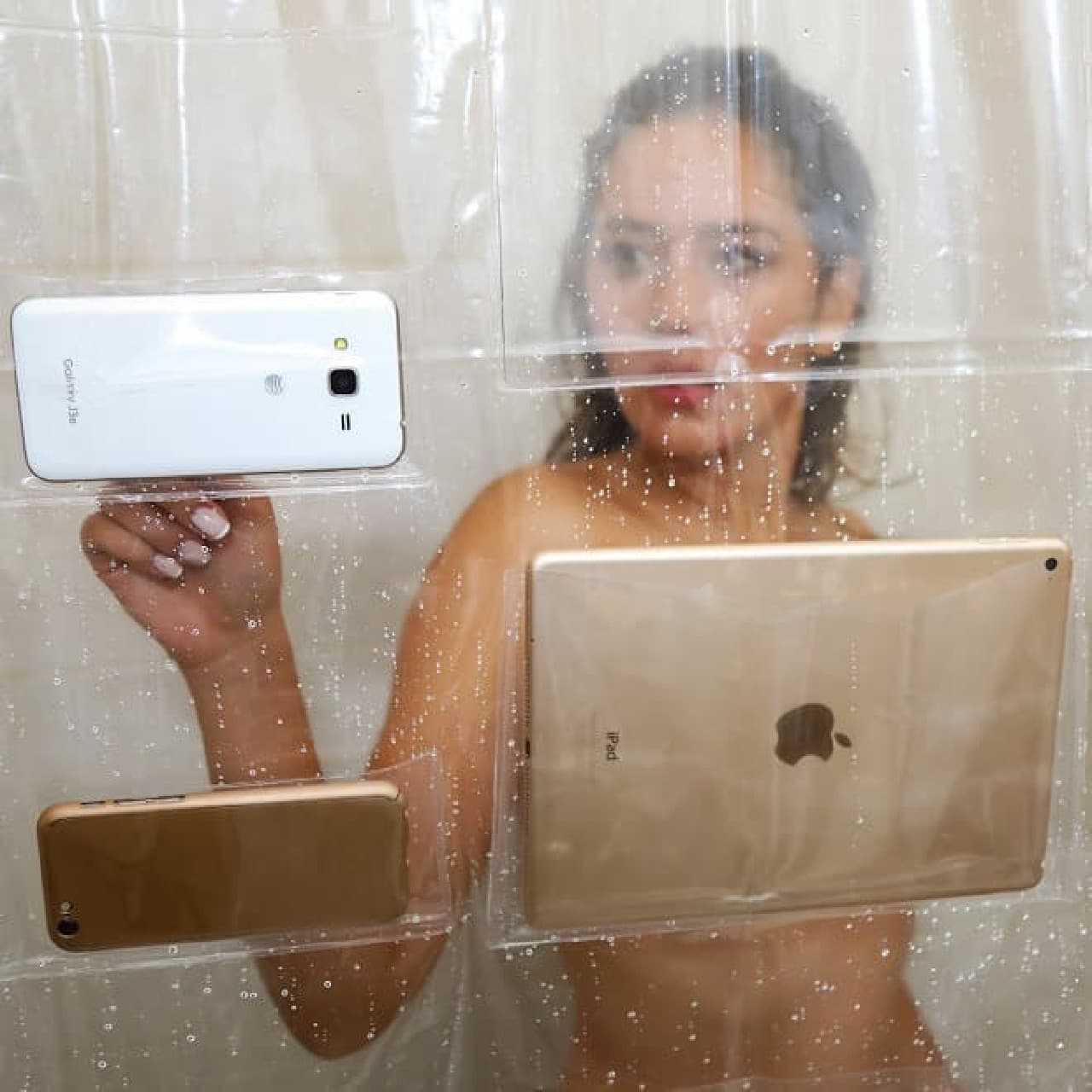 スマートフォンやタブレットを保持できるシャワーカーテン「iPad Mount Clear Shower Curtain」