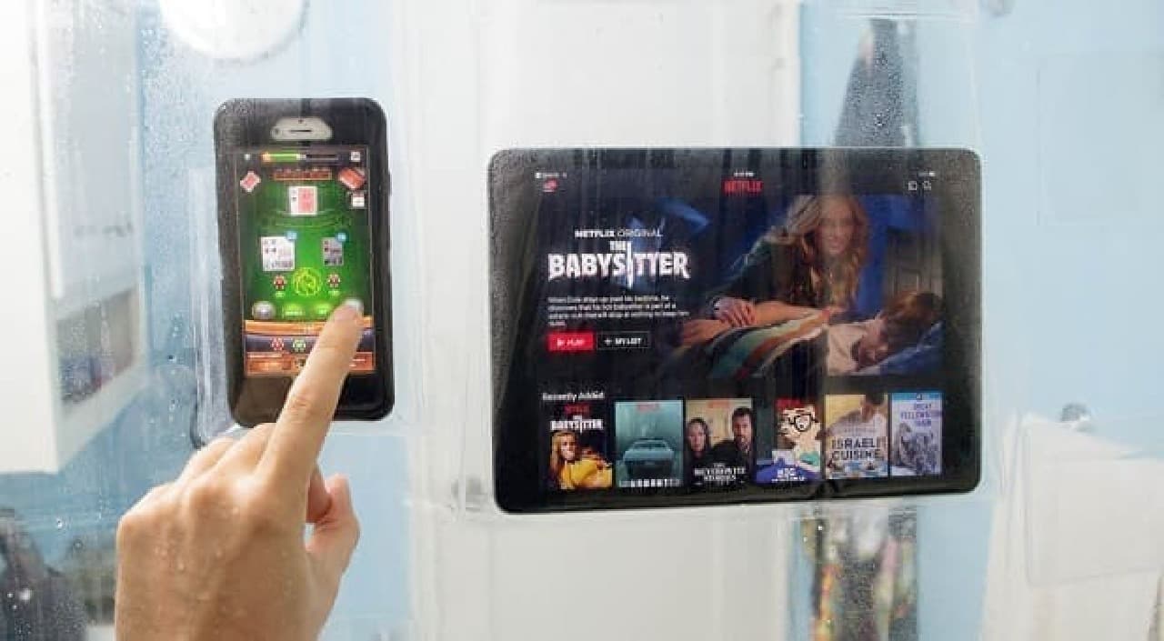 スマートフォンやタブレットを保持できるシャワーカーテン「iPad Mount Clear Shower Curtain」