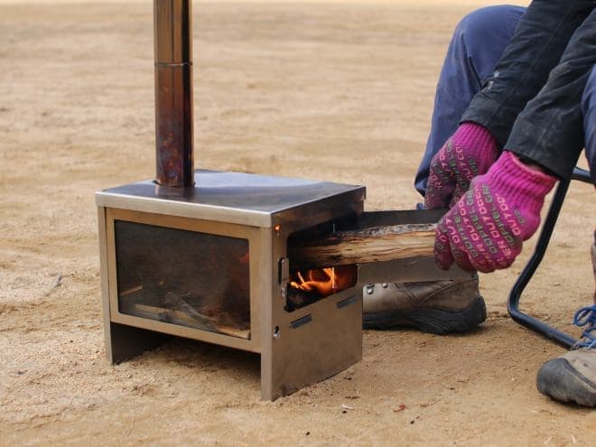 キャンプで、暖炉！―ガラス窓つき薪ストーブ「スケスケのまきちゃん 