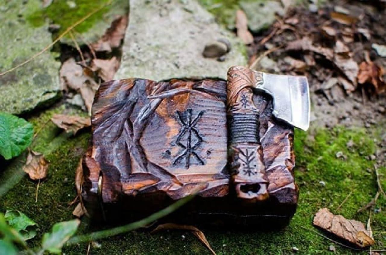 戦士の斧型髭剃り「Warrior axe in Viking Celtic Nordic style」