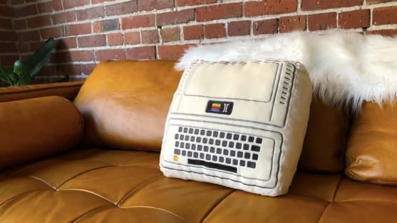 Apple製品の歴史をたどるクッション「Iconic Pillow Collection」