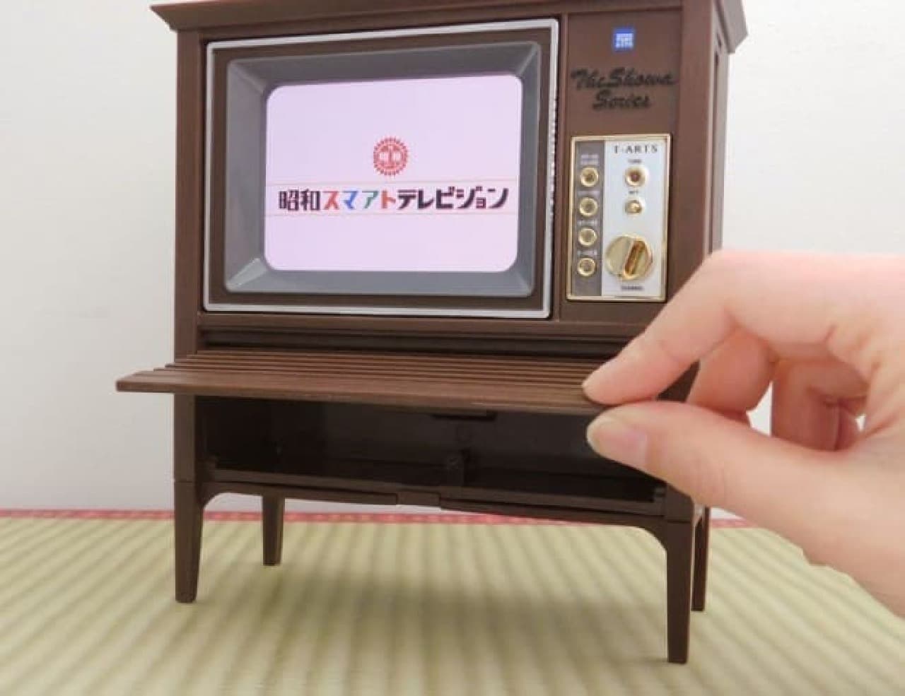 スマホ動画を家具調テレビ（？）で視聴できる「昭和スマアトテレビジョン」2月28日発売