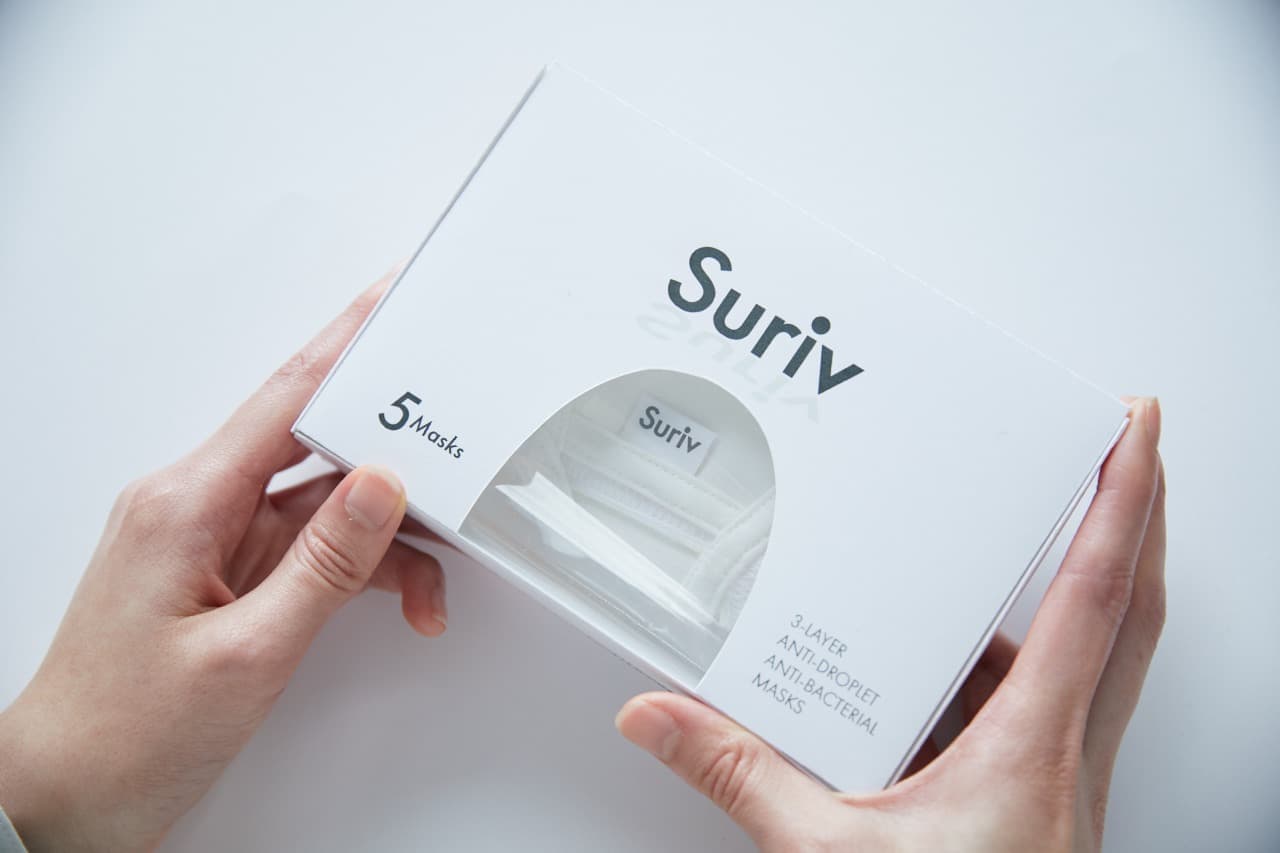 老舗のデザイン会社が作ったマスク「Suriv」