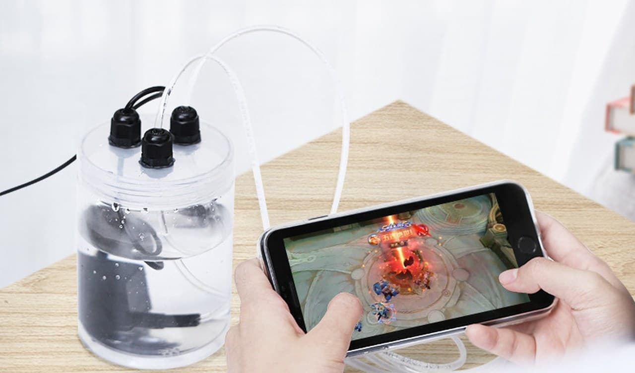 熱いiPhoneは水で冷やせ 1Lタンク付き水冷iPhoneケース「Cell Phone Radiator For iPhone」