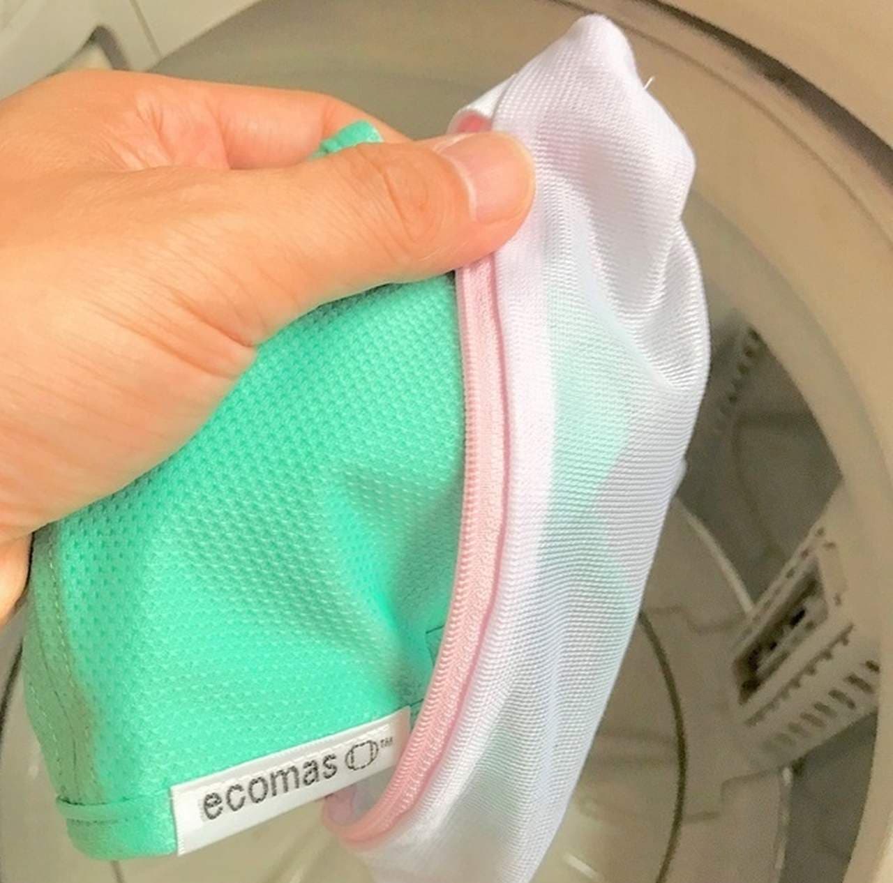 洗濯機で洗える！裏地に水着素材を採用した「ecomasさらさらメッシュ夏マスク」