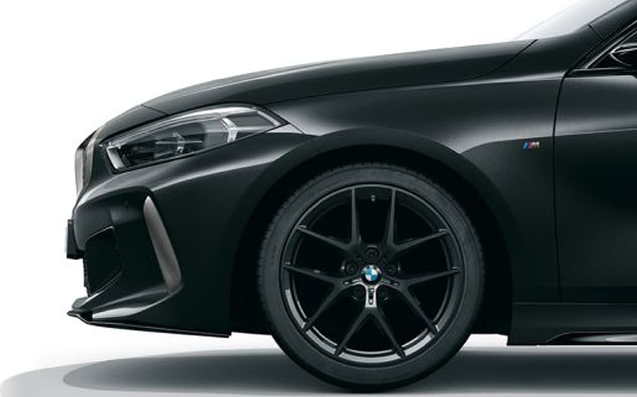 BMW 1シリーズに漆黒の限定車「BMW 118d Pure Black」10台限定で発売