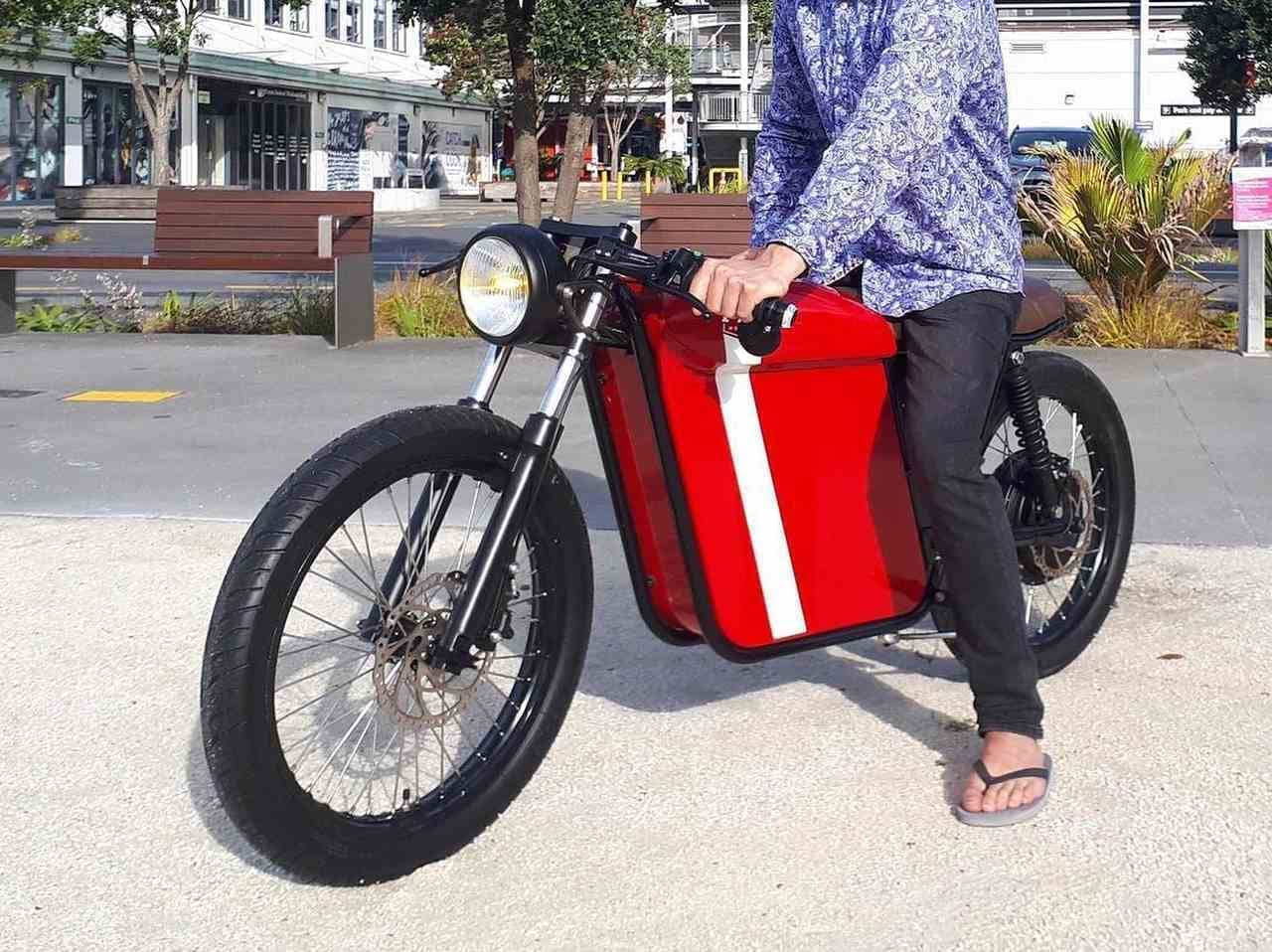 カフェレーサースタイルの電動バイク ― 30Lのストレージ付き！
