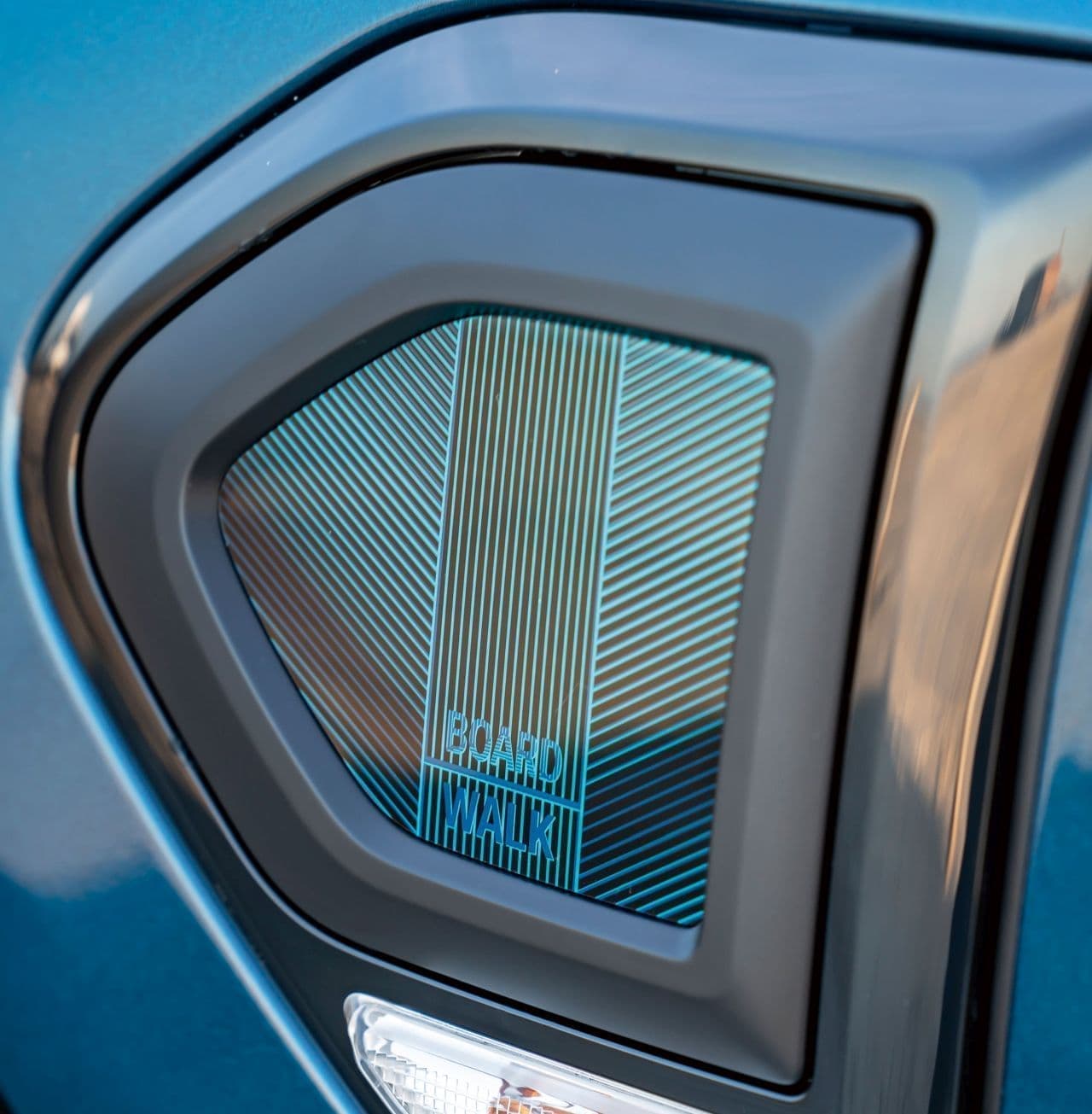 MINI Crossoverに特別なブルーの限定車「ボードウォーク・エディション」