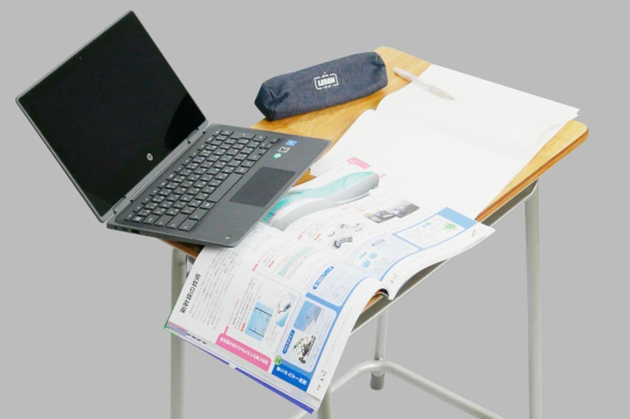 学校の机はノートPCを置くには狭すぎる…を解決する「天板拡張くん」