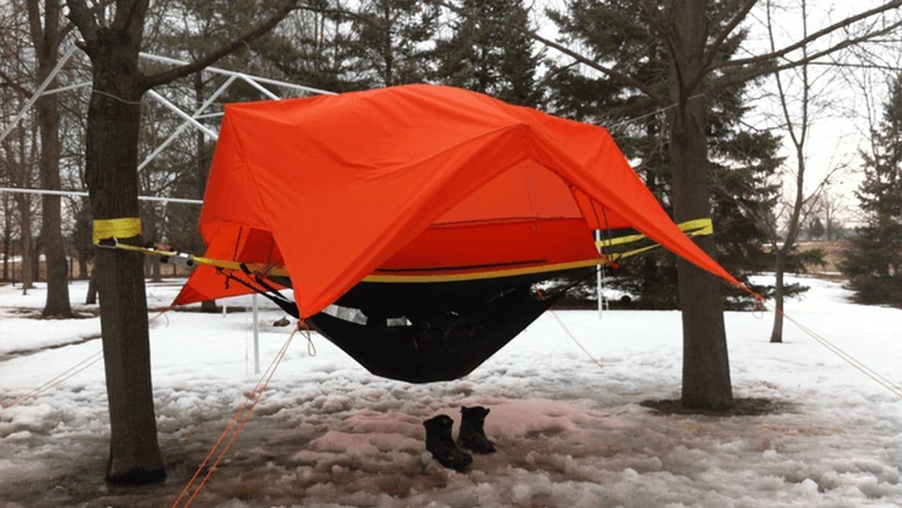 ソロキャンパーは空中に眠る！ハンモックみたいなテント「AERIAL A1」…安定の秘密は4本のアーム