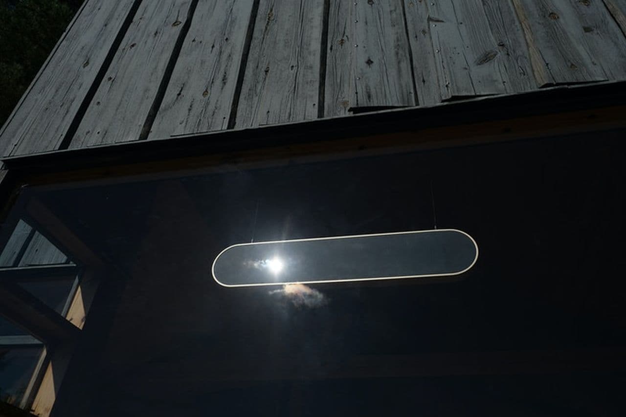 窓に設置するライト「Sunne」 昼間は太陽光で発電し 夜は室内を照らす