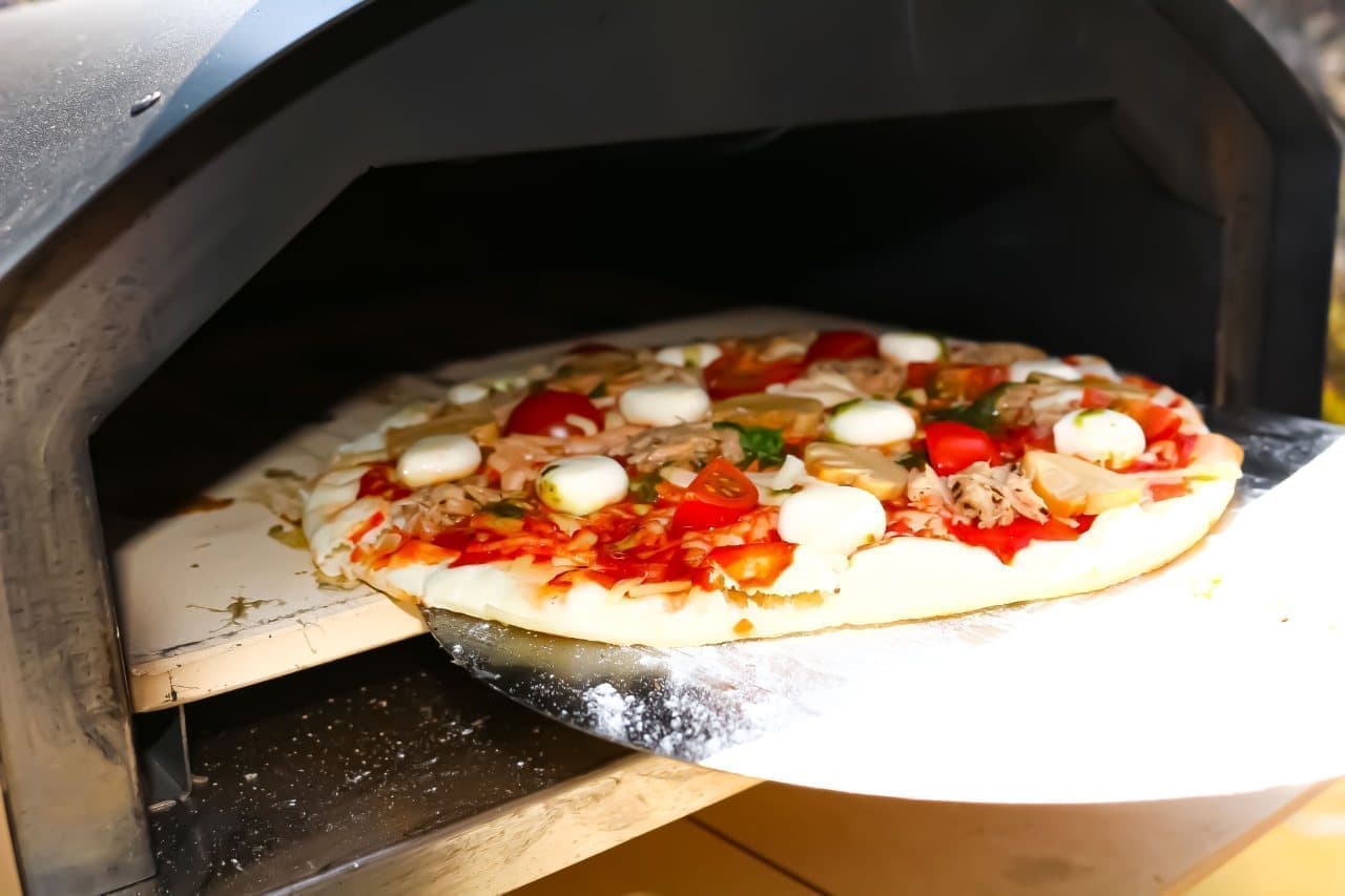 キャンプ】アウトドアで焼き立てピザを楽しめる「ポータブル・ピザ 