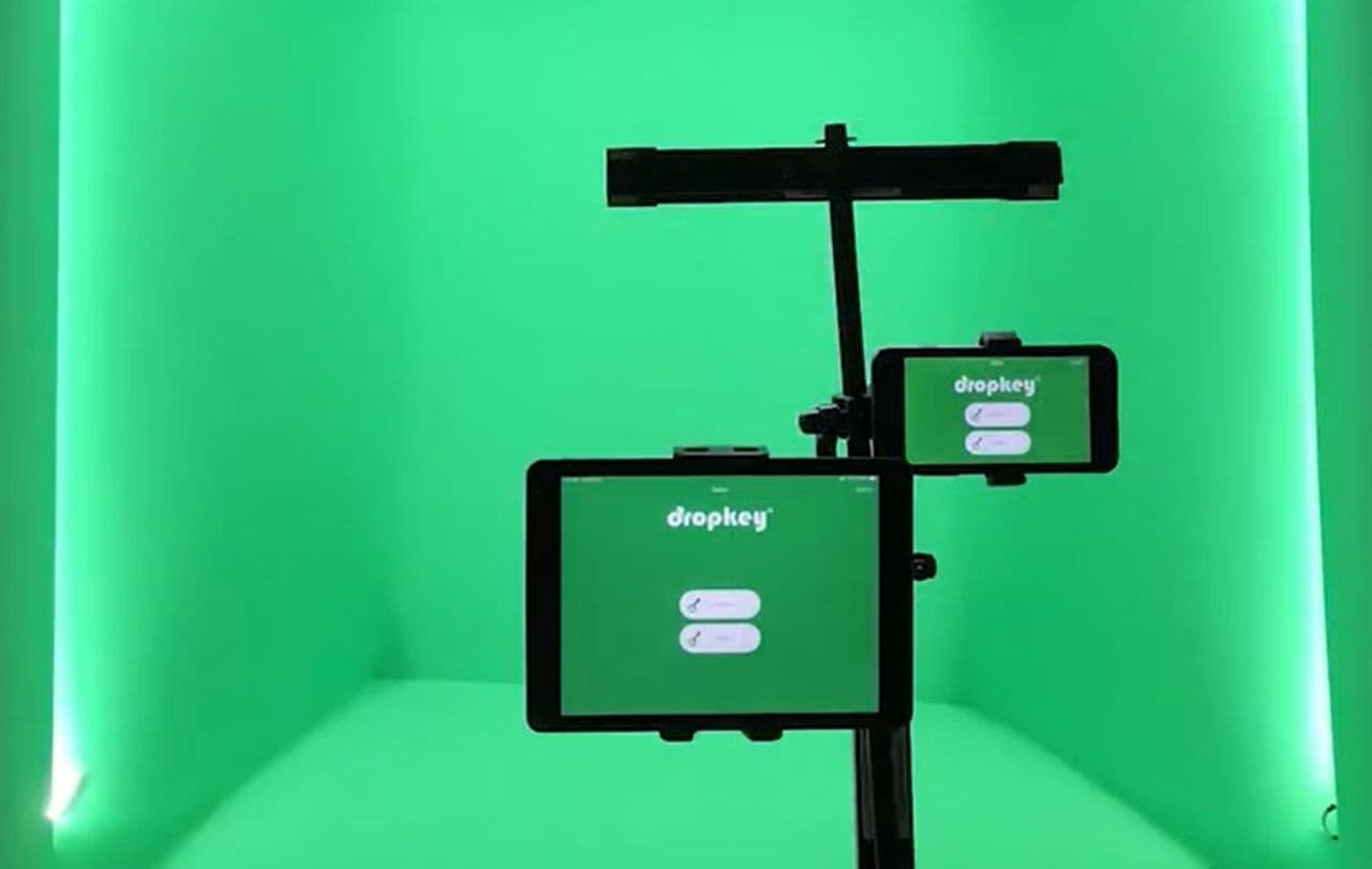 手軽にグリーンバック合成ができる「DropKey」 空気を入れれば約1分でスタジオに！