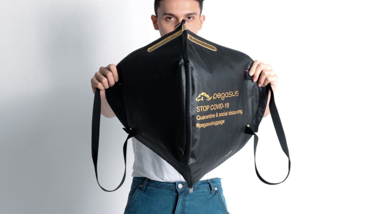 マスク型のバッグ「Quarantine」マスクに合わせてバッグをコーディネート