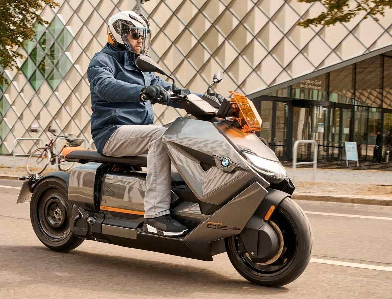 BMWが電動スクーター「CE 04」を発表 